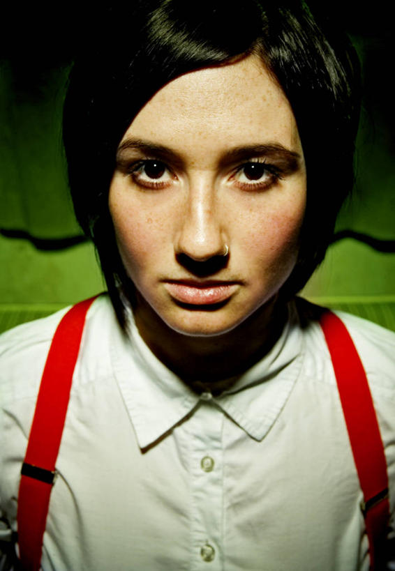 成年人,脸,头,脸颊,头发,一个人,竖图,俯视,室内,特写,正面,衬衫,时尚,信心,英国,仅一个年轻女性,仅一个女性,仅一个人,绿色背景,肩膀,黑色,个性,摄影,背带,雀斑,肖像,完美,年轻女性,女人,女性,年轻人,头部,脸部,脸蛋,面部,彩图,高角度拍摄,波波头,态度