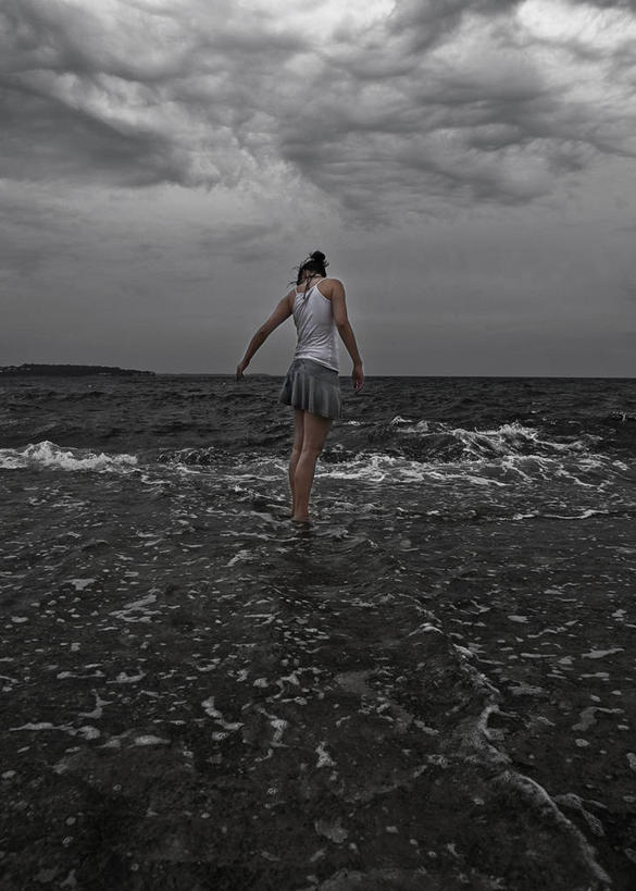 西方人,成年人,一个人,竖图,室外,多云,欧洲,克罗地亚,欧洲人,仅一个年轻女性,仅一个女性,仅一个人,背心,河岸,水平线,注视,休闲装,自然,波浪,观察,看,赤脚,摄影,观看,察看,关注,迷你裙,年轻女性,女人,女性,白种人,年轻人,彩图,独处