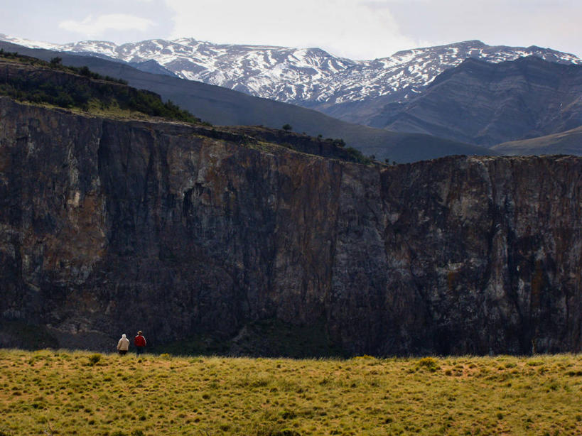成年人,无人,两个人,横图,室外,白天,旅游,度假,美景,山,阿根廷,景观,悬崖,宏伟,娱乐,天空,自然,享受,休闲,思考,景色,放松,摄影,自然风光,圣克鲁斯省,男人,女人,彩图