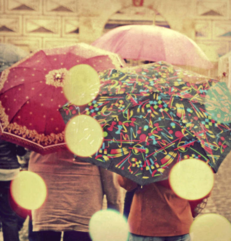 三个人,竖图,室外,白天,伞,圆点,拿着,背面,摄影,保护,捷克共和国,彩图