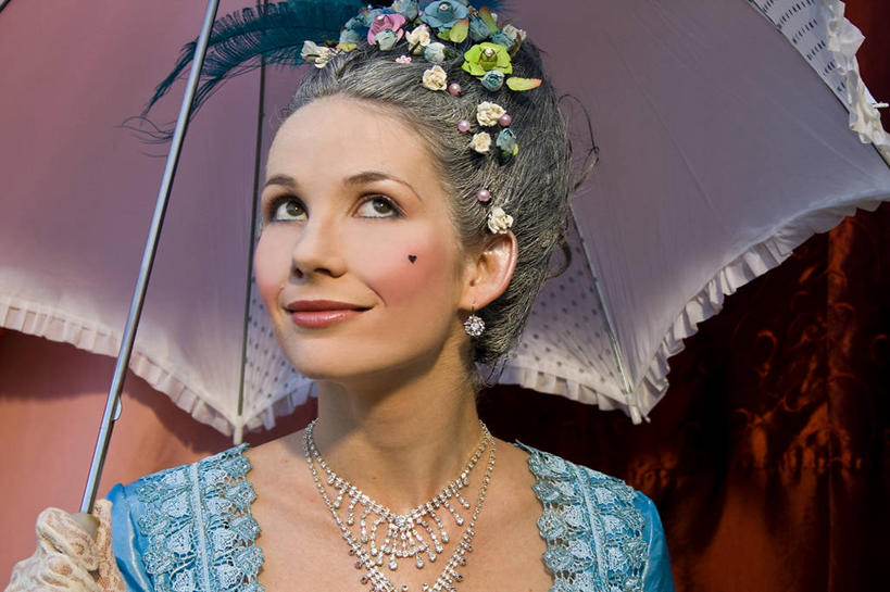 西方人,成年人,脸,头,脸颊,一个人,横图,室内,特写,白天,项链,欧洲,纳米比亚,欧洲人,仅一个年轻女性,仅一个女性,仅一个人,正装,首都,拿着,阳伞,肩膀,向上看,摄影,法国文化,皇室,温得和克,洛可可风格,年轻女性,女人,女性,白种人,年轻人,头部,脸部,脸蛋,面部,彩图,哈布斯堡王朝