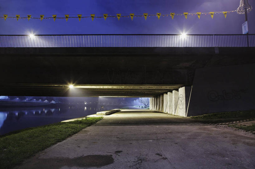 无人,栏杆,横图,室外,夜晚,路灯,旗帜,波兰,摄影,照亮,剪影,克拉科夫,维斯瓦河,彩图,燕尾旗