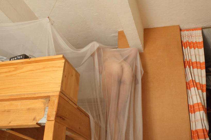 成年人,裸体,一个人,站,横图,室内,白天,仰视,床,卧室,法国,巴黎,仅一个年轻女性,仅一个女性,仅一个人,弯腰,木制,蚊帐,首都,背面,摄影,想法,年轻女性,女人,女性,年轻人,彩图,低角度拍摄