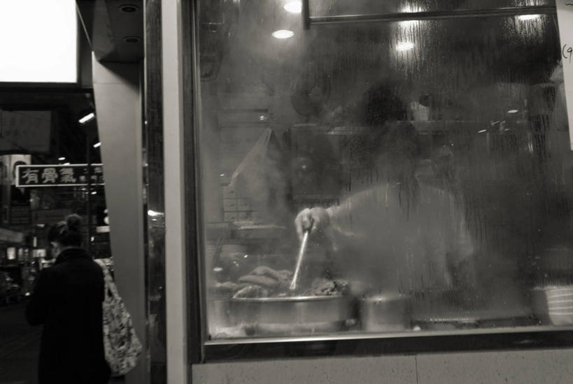 成年人,中年人,一个人,站,横图,黑白,室内,白天,厨房,香港,仅一个男性,仅一个人,仅一个中年男性,准备,蒸汽,饮食,服务,摄影,混合,厨房器具,男人,男性,中年男性,主厨,玻璃杯,烹调,灶间,商用厨房