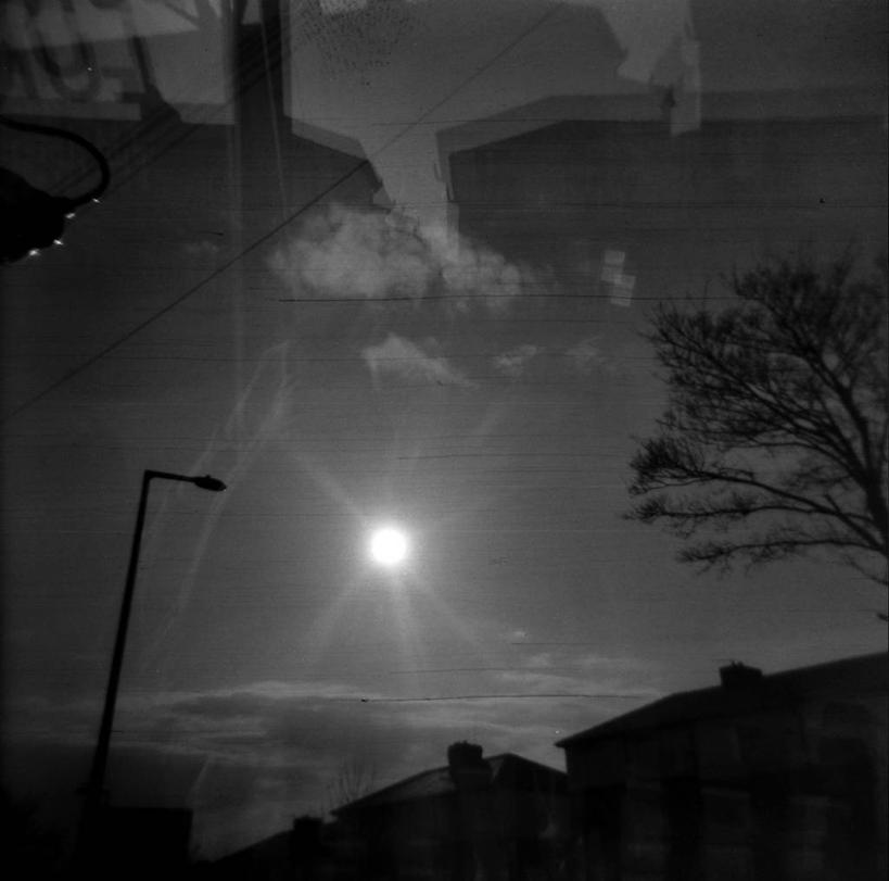 无人,横图,黑白,室外,白天,留白,镜头眩光,太阳,建筑,路灯,反射,屋顶,城镇,树,摄影,耀斑,想法,中午