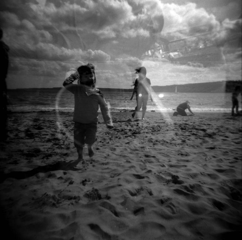 西方人,儿童,成年人,中年人,两个人,家庭,母亲,女儿,跑,横图,黑白,室外,白天,正面,度假,幸福,纯洁,海洋,欧洲,欧洲人,沙子,云,小孩,夏天,温暖,温馨,一家人,赤脚,可爱,童年,童趣,摄影,和睦,童真,烂漫,无邪,士嘉堡,天真,中年女性,白种人,中国人,孩子,海滩,融洽