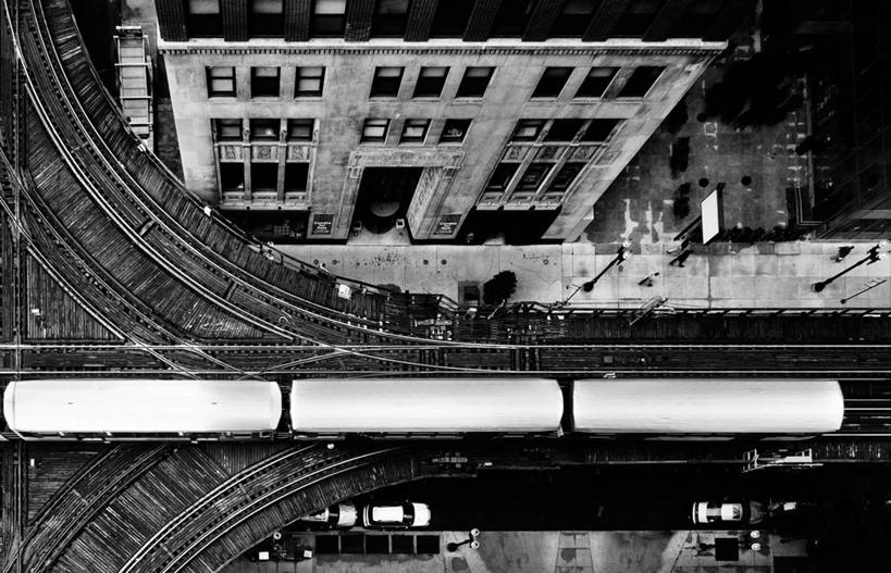 无人,横图,俯视,黑白,室外,白天,城市,建筑,路,铁路,汽车,轨道,公共交通,交通,铁轨,车厢,运输,摄影,芝加哥市,高角度拍摄