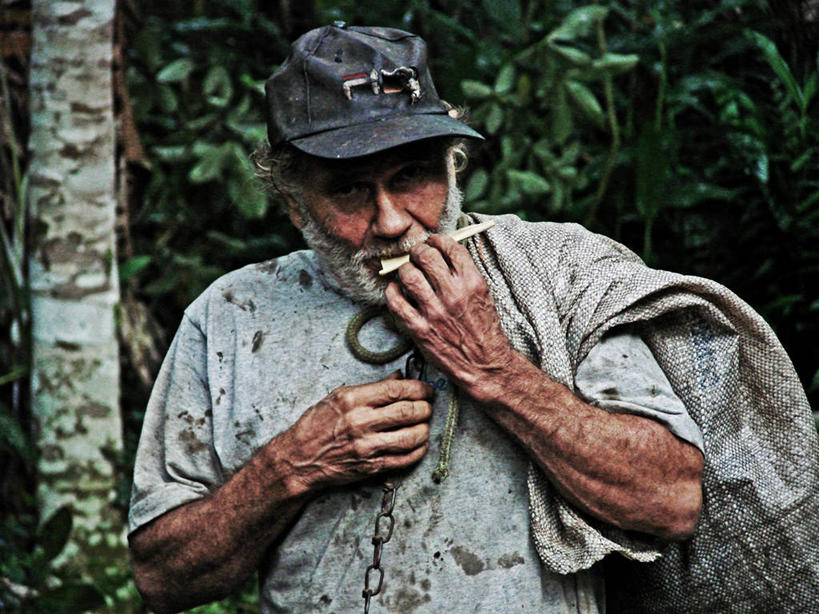 西方人,成年人,老年人,胡须,一个人,横图,室外,白天,正面,旅游,度假,美景,香烟,巴西,欧洲,欧洲人,仅一个男性,仅一个人,准备,棒球帽,景观,T恤,休闲装,娱乐,树,自然,仅一个老年男性,享受,休闲,景色,放松,摄影,肮脏,贫穷,运送,自然风光,肖像,邋遢,龌龊,污秽,老年男性,男人,男性,白种人,胡子,络腮胡,半身,彩图,粗麻布