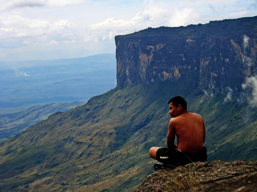 成年人,中年人,一个人,坐,横图,室外,白天,度假,美景,委内瑞拉,仅一个男性,仅一个人,仅一个中年男性,短裤,景观,裸露,背面,风景,自然,景色,放松,摄影,国家公园,自然风光,裸,男人,男性,中年男性,彩图,卡奈依马国家公园