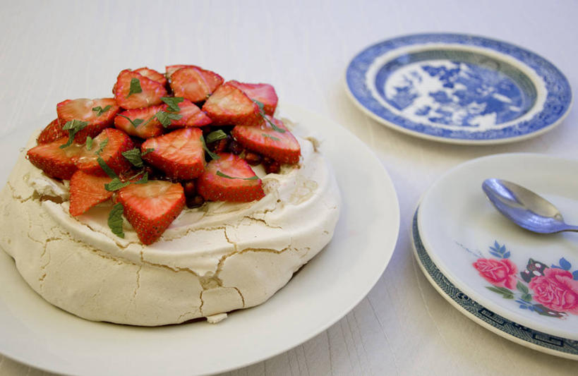 无人,横图,室内,白天,桌子,草莓,英国,花纹,薄荷叶,首都,盘子,汤匙,摄影,太妃糖,彩图,奶油水果蛋白饼