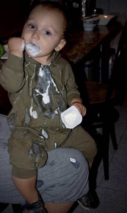 婴儿,儿童,成年人,中年人,两个人,家庭,母亲,儿子,吃,竖图,室内,正面,纯洁,桌子,巴塞罗那,饭厅,酸奶,饮食,小孩,汤匙,温暖,温馨,一家人,可爱,人体,摄影,肮脏,活泼,部分,和睦,宝宝,纯真,烂漫,无邪,邋遢,恶作剧,龌龊,污秽,伶俐,天真,中年女性,孩子,彩图,融洽,幼儿