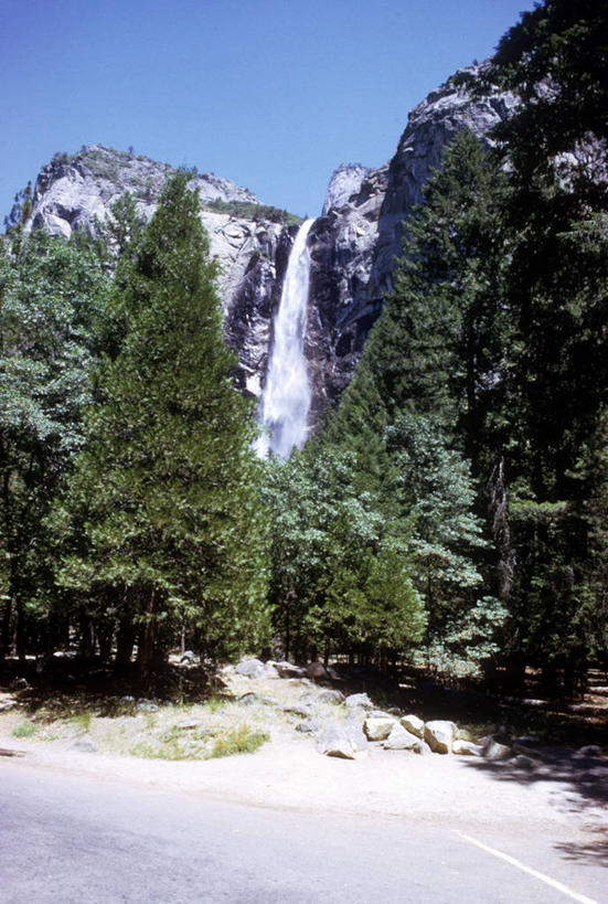 无人,公园,竖图,室外,白天,仰视,旅游,度假,美景,瀑布,山,美国,景观,流水,山谷,娱乐,自然,享受,休闲,景色,放松,摄影,宁静,北美,北美洲,国家公园,加利福尼亚,自然风光,约塞米蒂国家公园,美洲,加州,加利福尼亚州,万里无云,优胜美地国家公园,金州,黄金州,北亚美利加洲,亚美利加洲,美国尤塞米提国家公园,优山美地,约瑟米提国家公园,新娘面纱瀑布,彩图,低角度拍摄,美利坚合众国