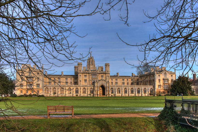 无人,横图,室外,白天,建筑,椅子,英国,欧洲,长椅,枝,教育,英格兰,地标建筑,摄影,宁静,西欧,大不列颠,英国文化,大不列颠及北爱尔兰联合王国,万里无云,大不列颠及爱尔兰联合王国,剑桥,剑桥郡,康桥,彩图,大学,大不列颠王国,大英帝国,联合王国,日不落帝国