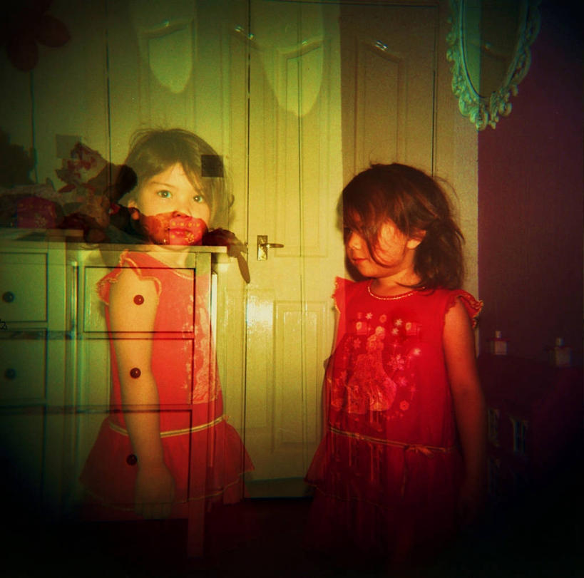 儿童,两个人,站,横图,室内,白天,纯洁,神秘,柜子,镜子,门,卧室,英国,小孩,思考,可爱,童年,童趣,摄影,童真,烂漫,无邪,天真,女孩,孩子,彩图,太阳裙