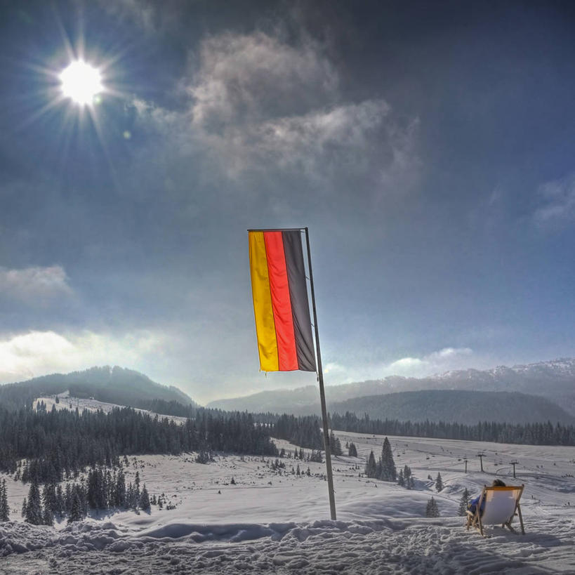 成年人,一个人,无人,躺,方图,室外,白天,镜头眩光,美景,雪,日光,德国,仅一个男性,景观,云,冬天,杆,背面,自然,景色,放松,摄影,自然风光,德国文化,爱国主义,德国国旗,常绿树,巴伐利亚,卧着,团结,躺着,卧,彩图