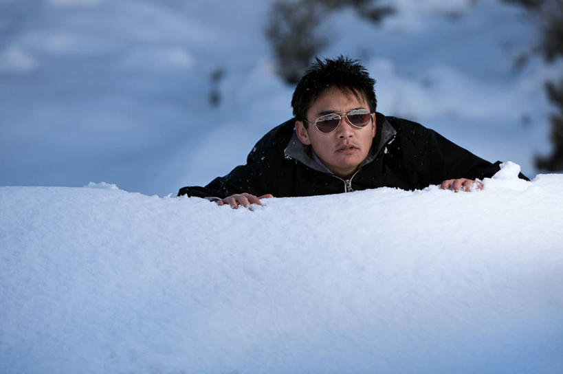 成年人,中年人,脸,头,脸颊,一个人,横图,室外,白天,正面,美国,仅一个男性,仅一个人,仅一个中年男性,地形,肩膀,摄影,幽默,隐藏,决心,雪堆,内华达州,恶作剧,男人,男性,中年男性,头部,脸部,脸蛋,面部,彩图,窥视,菲律宾人,好奇心