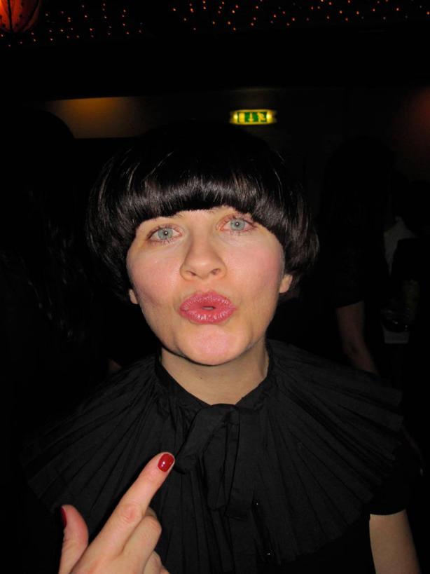 西方人,中年人,脸,头,脸颊,头发,一个人,竖图,室内,正面,欧洲,欧洲人,指,服装,首都,指点,肩膀,衣服,黑色,撅嘴,个性,摄影,服饰,指向,衣着,穿着,肖像,衣饰,白种人,头部,脸部,脸蛋,面部,彩图,波波头