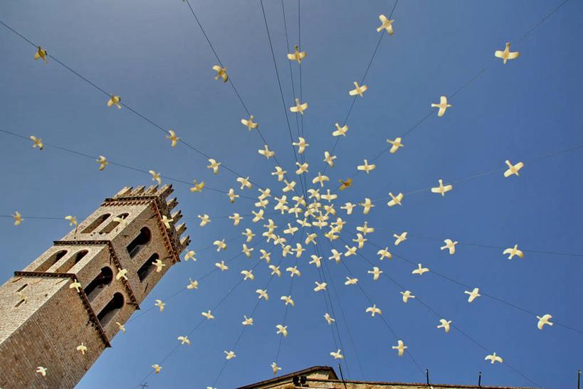 无人,横图,室外,白天,建筑,意大利,吊挂,悬挂,装饰,鸟类,塔,挂,注视,观察,看,摄影,观看,察看,关注,意大利文化,万里无云,翁布里亚大区,阿西西,彩图,影棚拍摄,旅行