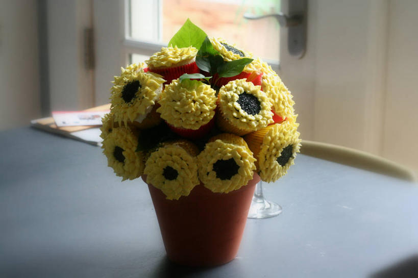 无人,横图,室内,特写,白天,桌子,向日葵,花盆,美国,花束,诱惑,摄影,创造力,北美,北美洲,美洲,糖衣,北亚美利加洲,亚美利加洲,密歇根,密歇根州,貂熊州,狼獾之州,狼獾州,安娜堡,纸托蛋糕,彩图,美利坚合众国