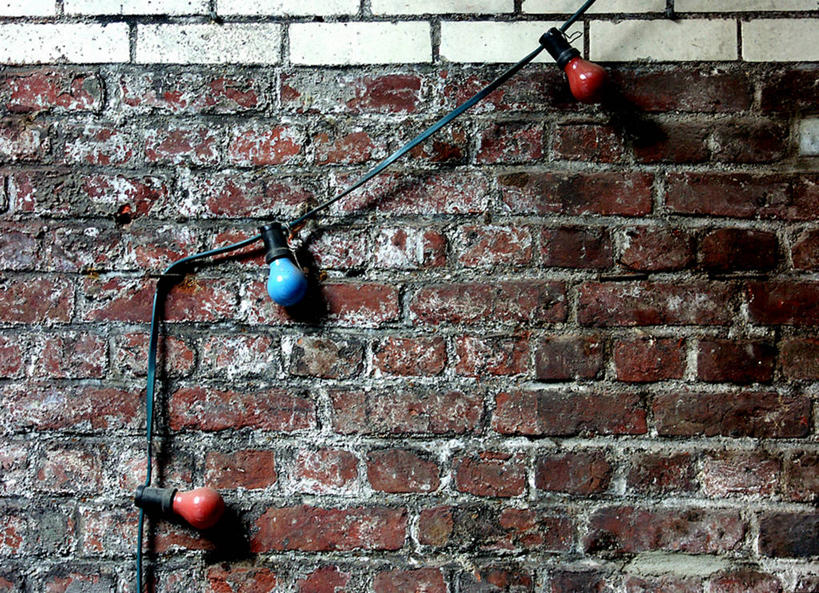 无人,横图,室外,白天,留白,比利时,吊挂,悬挂,装饰,电缆,挂,砖墙,摄影,灯丝,想法,彩图