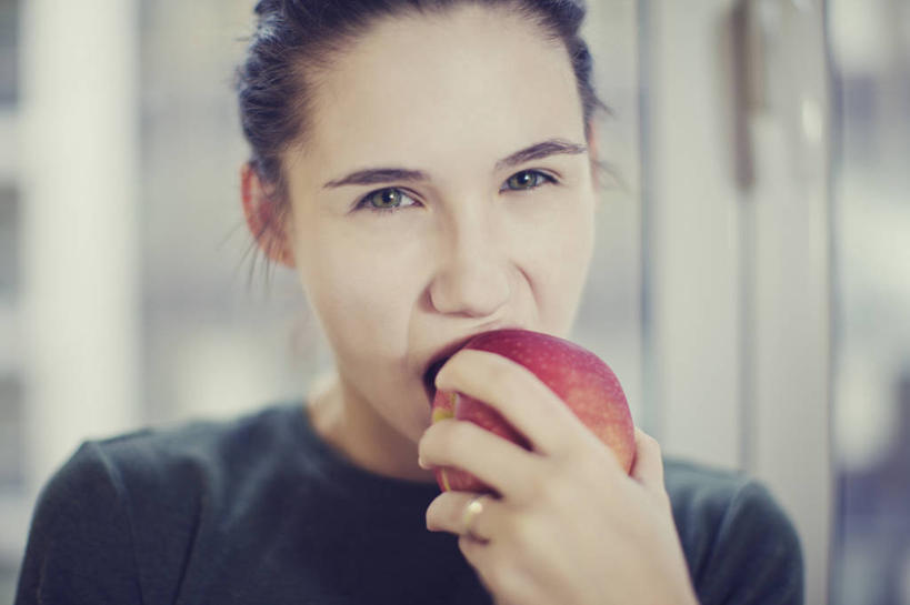 成年人,脸,头,脸颊,一个人,吃,横图,室内,特写,白天,正面,苹果,西班牙,巴塞罗那,仅一个年轻女性,仅一个女性,仅一个人,咬,T恤,拿着,休闲装,肩膀,结婚戒指,摄影,清新,肖像,健康食物,年轻女性,女人,女性,年轻人,头部,脸部,脸蛋,面部,彩图