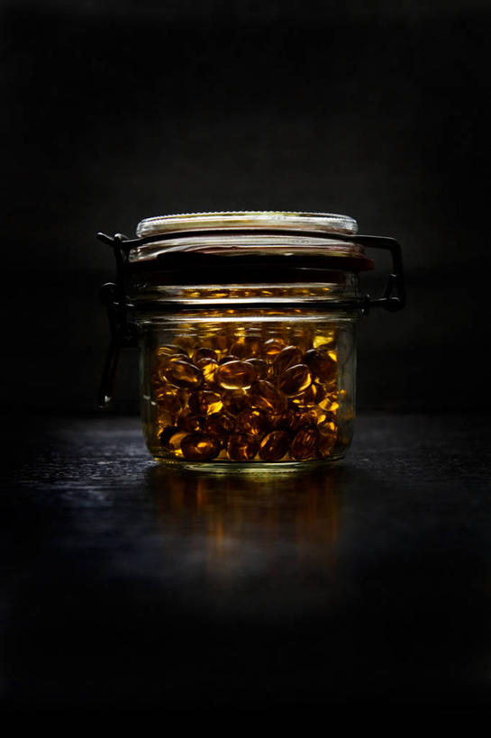 无人,竖图,许多,黑色背景,药丸,很多,胶囊,摄影,维生素,鱼油,广口瓶,彩图,影棚拍摄,处方药