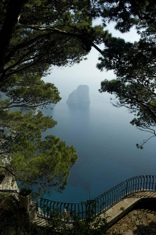 无人,栏杆,竖图,俯视,室外,白天,海洋,美景,意大利,海岸线,景观,树,风景,自然,景色,摄影,宁静,自然风光,意大利文化,卡普里,岩石,彩图,高角度拍摄