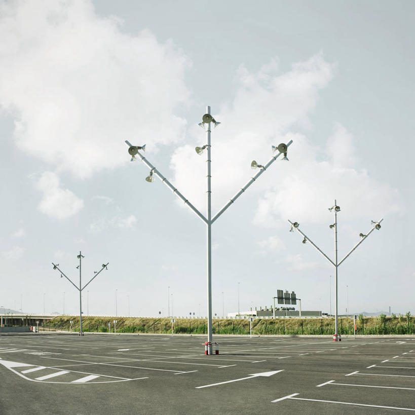 无人,机场,方图,室外,路,路灯,指示牌,西班牙,巴塞罗那,标志,文字,线条,云,方向,标识,现代,箭头,摄影,电,指向,沥青,簇,彩图,巴塞罗那国际机场