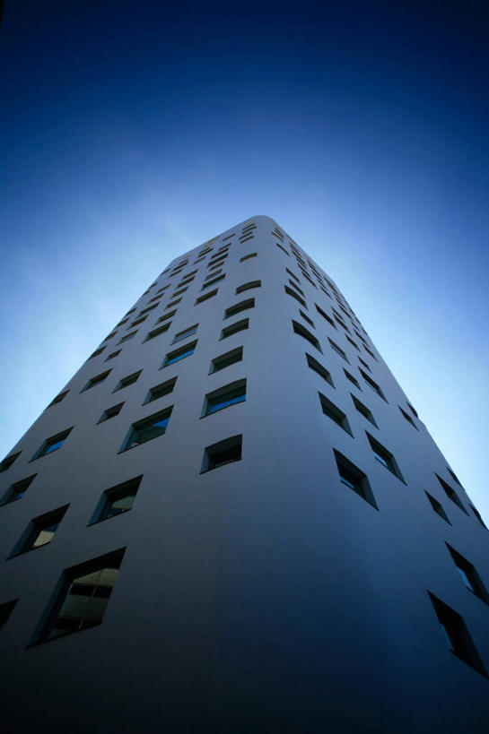 无人,竖图,室外,白天,仰视,窗户,城市,建筑,摩天大楼,东京,青山,首都,现代,一个,摄影,单个,万里无云,彩图,低角度拍摄