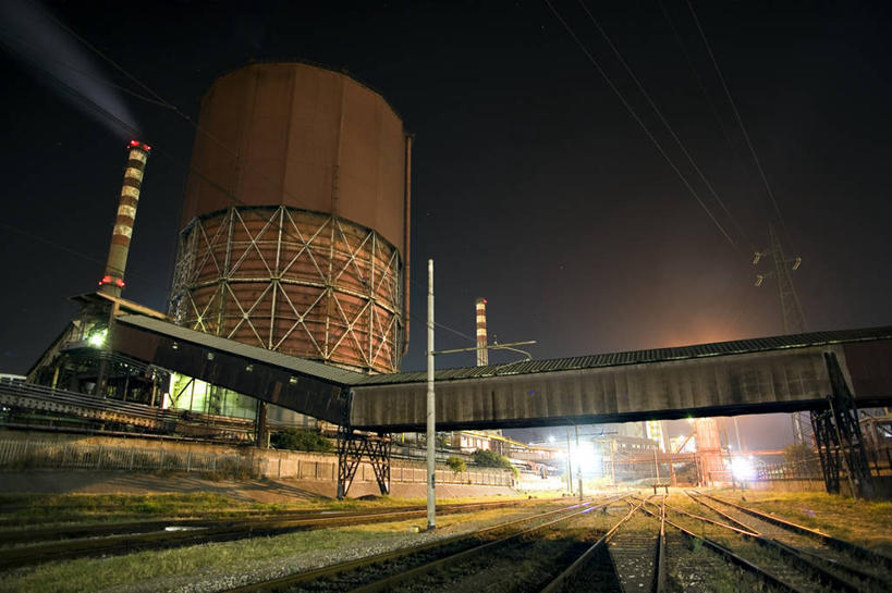 无人,横图,室外,夜晚,烟囱,建筑,路,铁路,意大利,桥,轨道,交通,铁轨,烟,工业,运输,摄影,照亮,货运,工业建筑,空气污染,煤气厂,蒸汽机车,彩图,钢厂,货运火车