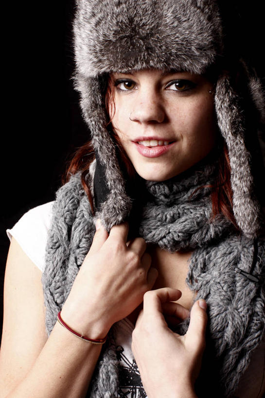 西方人,成年人,脸,头,脸颊,一个人,举,微笑,竖图,正面,欧洲,欧洲人,仅一个年轻女性,仅一个女性,仅一个人,黑色背景,肩膀,围巾,托,摄影,青春期,肖像,裘皮帽,年轻女性,女人,女性,白种人,年轻人,头部,脸部,脸蛋,面部,触摸,举起,举手,举着,向上举,向上伸,向上托,彩图,影棚拍摄