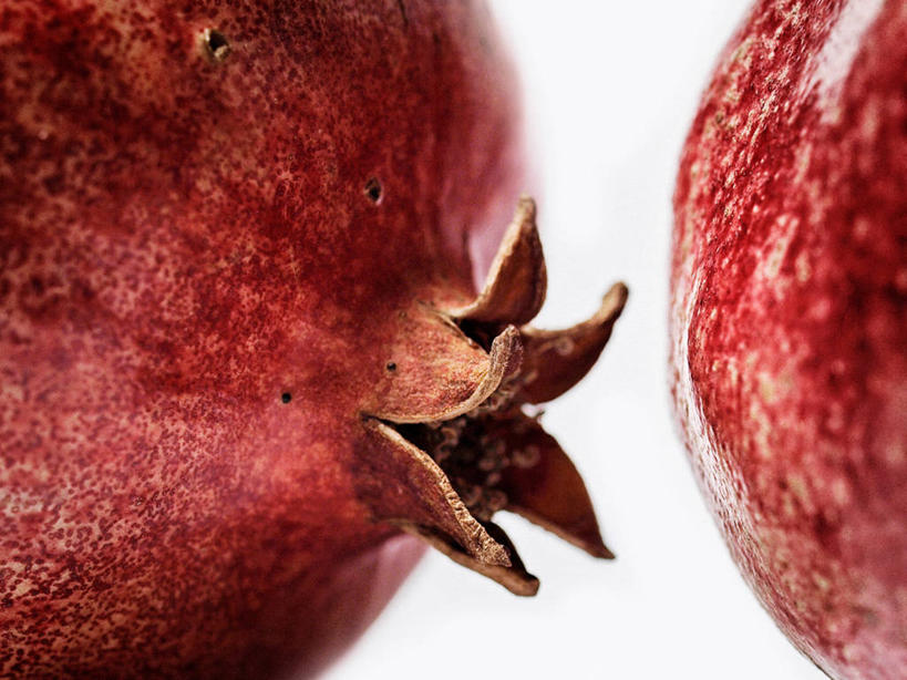 无人,横图,特写,白色背景,石榴,首都,两个,摄影,幽默,清新,健康食物,想法,亲吻,彩图,影棚拍摄