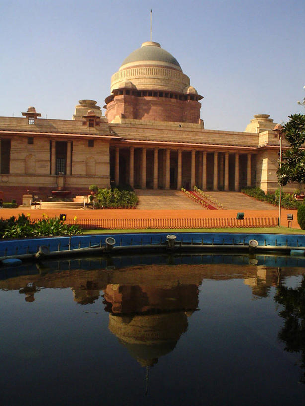 无人,竖图,室外,白天,城市,建筑,反射,柱子,池塘,首都,地标建筑,摄影,圆顶建筑,政府,政治,印度文化,总统府,万里无云,印度总统府,彩图