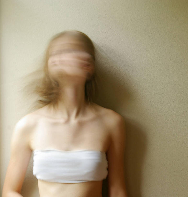 儿童,少年,头发,一个人,竖图,正面,运动模糊,纯洁,仅一个男性,仅一个年轻女性,仅一个女性,仅一个人,米色背景,仅一个年轻男性,小孩,金色,可爱,童年,童趣,摄影,怪异,摇头,童真,烂漫,无邪,天真,男人,男性,年轻男性,年轻女性,女人,女性,孩子,半身,彩图,影棚拍摄