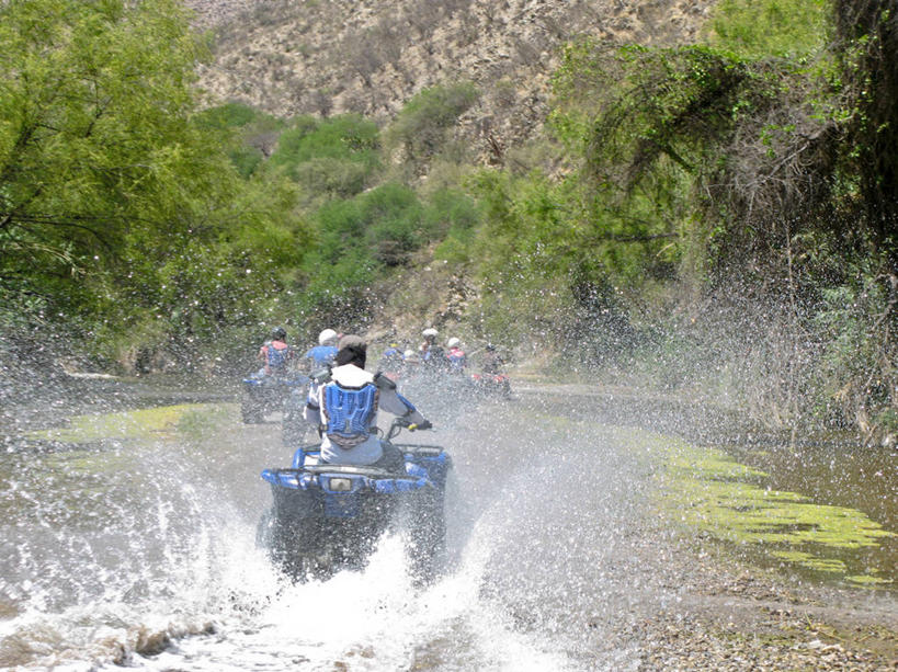 成年人,一个人,横图,室外,白天,探险,河流,水,峡谷,墨西哥,仅一个男性,溅,背面,摄影,灌木,拉丁美洲,驾车,水坑,冒险,彩图
