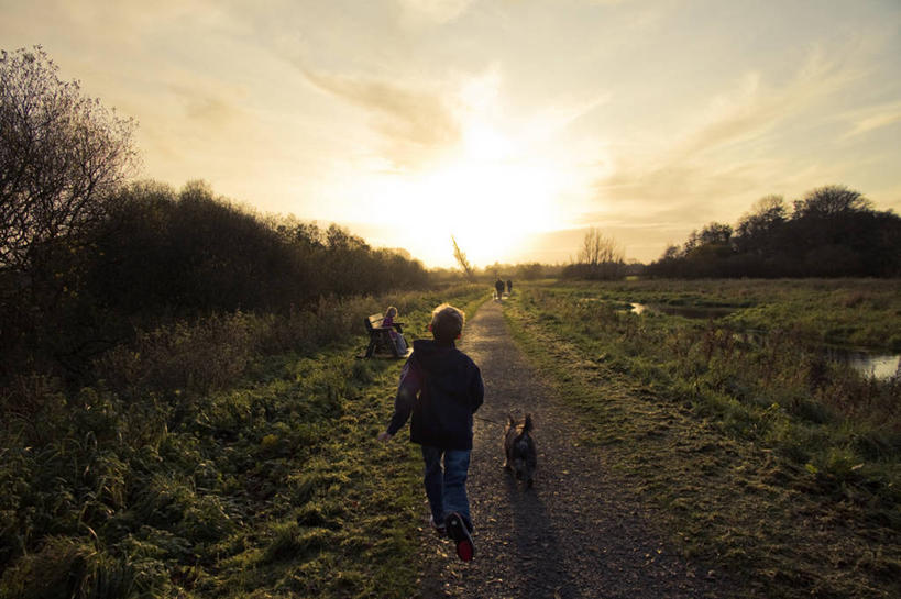 儿童,一个人,横图,室外,友谊,纯洁,草地,美景,日落,宠物,狗,日光,英国,仅一个男性,仅一个人,地平线,景观,小路,辽阔,地面,小孩,自然,仅一个小孩,广阔,景色,可爱,童年,童趣,摄影,一望无际,自然风光,延伸,童真,烂漫,无邪,天地相交,安特里姆郡,无边无际,一马平川,天真,男孩,男人,男性,孩子,秋天,彩图,男生