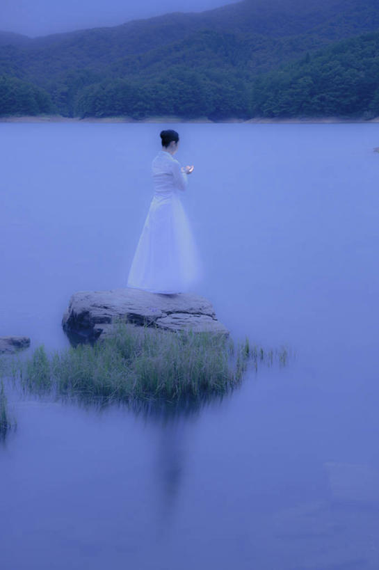 东方人,成年人,一个人,站,竖图,室外,衬衫,裙子,寂寞,湖,广岛县,亚洲,仅一个年轻女性,仅一个女性,仅一个人,地形,黎明,古典,浪漫,黄种人,白色,日本人,摄影,褪色,发髻,年轻女性,女人,女性,亚洲人,年轻人,岩石,彩图,独处