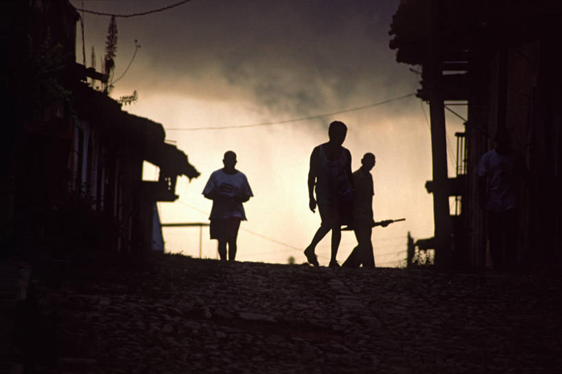 成年人,三个人,横图,室外,路,古巴,乌云,自然,摄影,热带气候,拉丁美洲,剪影,步行,彩图,季候风