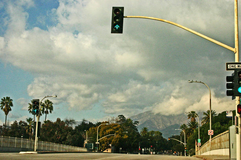 无人,横图,室外,白天,山,城市,道路,街道,路,路灯,指示牌,公路,棕榈树,美国,标志,文字,交通,方向,标识,箭头,摄影,绿灯,指向,簇,帕萨迪纳,马路,彩图