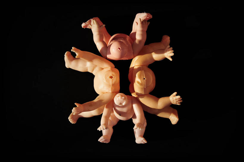 裸体,无人,横图,俯视,黑色背景,冲突,娃娃,塑胶,破坏,破损,背靠背,四个,摄影,怪异,损坏,争论,彩图,高角度拍摄,影棚拍摄