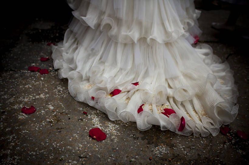 成年人,一个人,新娘,站,横图,室外,特写,白天,婚纱,婚礼,玫瑰,意大利,仅一个女性,花瓣,白色,摄影,部分,纯净,彩图