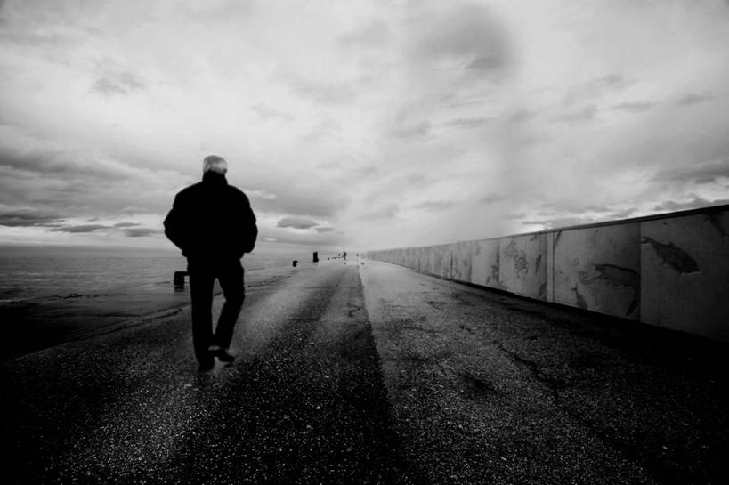 成年人,一个人,横图,黑白,室外,白天,海洋,多云,意大利,仅一个男性,墙,海岸线,水平线,休闲装,背面,摄影,地中海,手插袋,步行,插兜,手插兜,手抄兜,独处