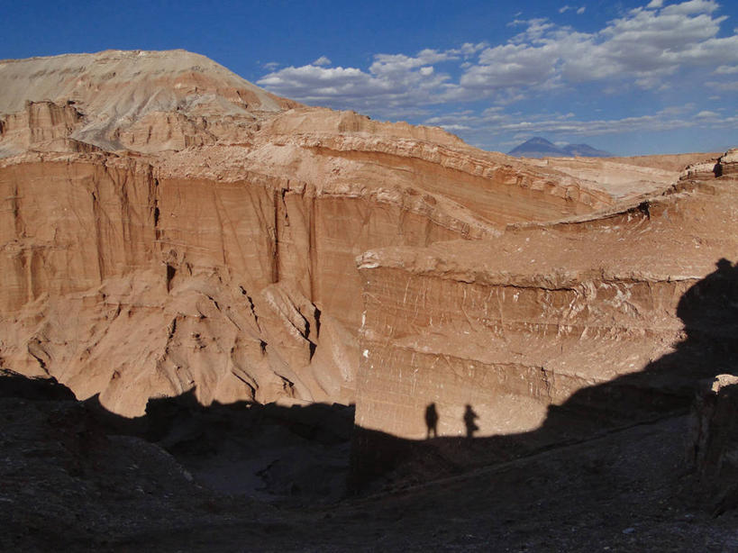 两个人,横图,室外,白天,旅游,度假,美景,沙漠,山,智利,阴影,景观,云,天空,自然,景色,摄影,自然风光,月亮谷,彩图