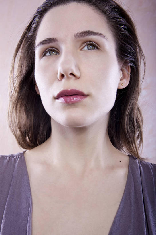 成年人,脸,头,脸颊,一个人,竖图,特写,正面,仅一个年轻女性,仅一个女性,仅一个人,粉色背景,服装,肩膀,衣服,向上看,思考,摄影,服饰,V领,衣着,穿着,衣饰,年轻女性,女人,女性,年轻人,头部,脸部,脸蛋,面部,彩图,影棚拍摄