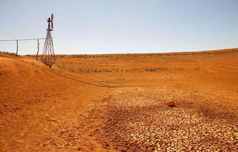 无人,横图,室外,白天,全球变暖,澳大利亚,地平线,泥土,辽阔,地面,天气,热,天空,广阔,摄影,一望无际,灰尘,干旱,延伸,天地相交,无边无际,一马平川,风标,彩图