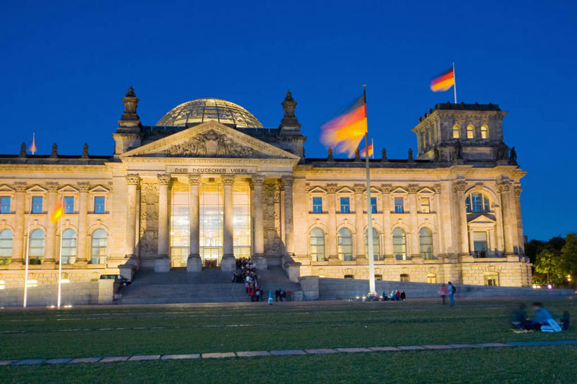 无人,横图,室外,夜晚,运动模糊,仰视,建筑,德国,柱子,首都,历史,柏林,地标建筑,摄影,照亮,德国文化,德国国旗,德国国会大厦,彩图,低角度拍摄