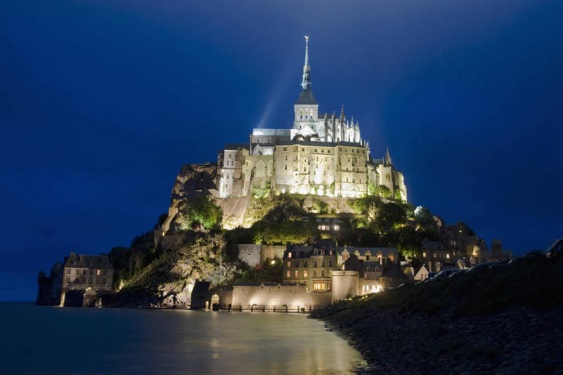 无人,横图,室外,夜晚,水,建筑,法国,岛,塔,尖顶,摄影,照亮,法国文化,圣米歇尔山,诺曼底,岩石,彩图