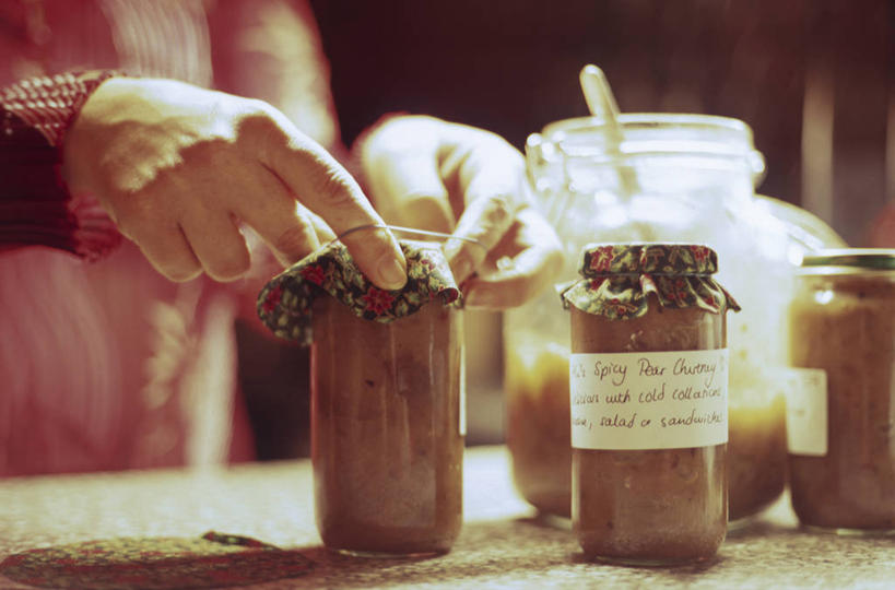 成年人,一个人,横图,室内,白天,化妆,英国,仅一个女性,标签,盖子,文字,拿着,摄影,英文字母,褪色,创造力,保存,酸辣酱,广口瓶,健康食物,彩图,传统文化