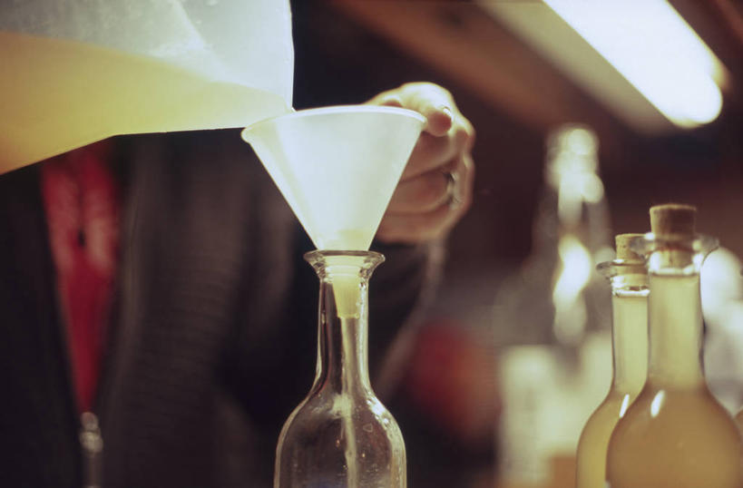 成年人,一个人,横图,室内,英国,仅一个女性,倒,漏斗,拿着,饮食,瓶子,人体,摄影,褪色,创造力,利口酒,手臂,彩图,传统文化