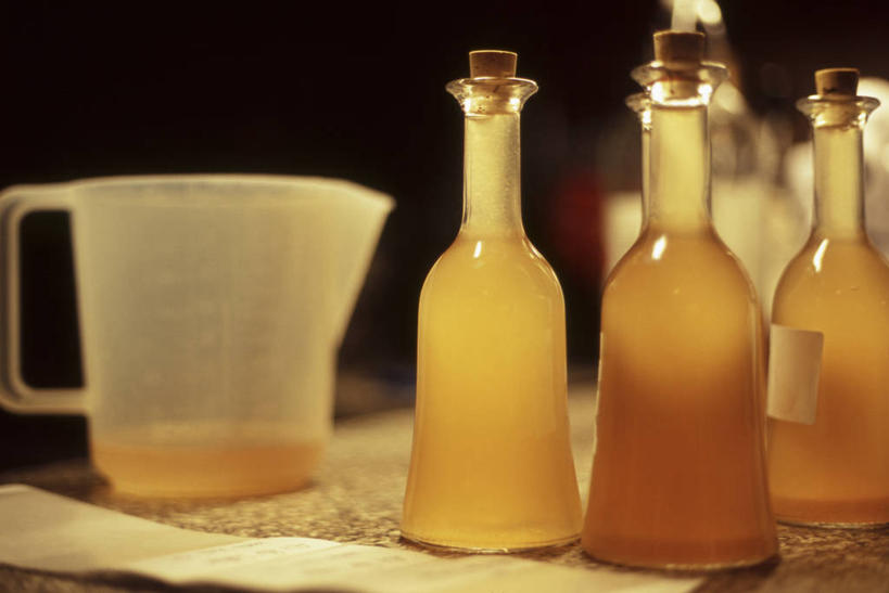 无人,横图,特写,黑色背景,科学,液体,酒类,饮食,酒,饮料,笔记本,瓶子,摄影,彩图,影棚拍摄